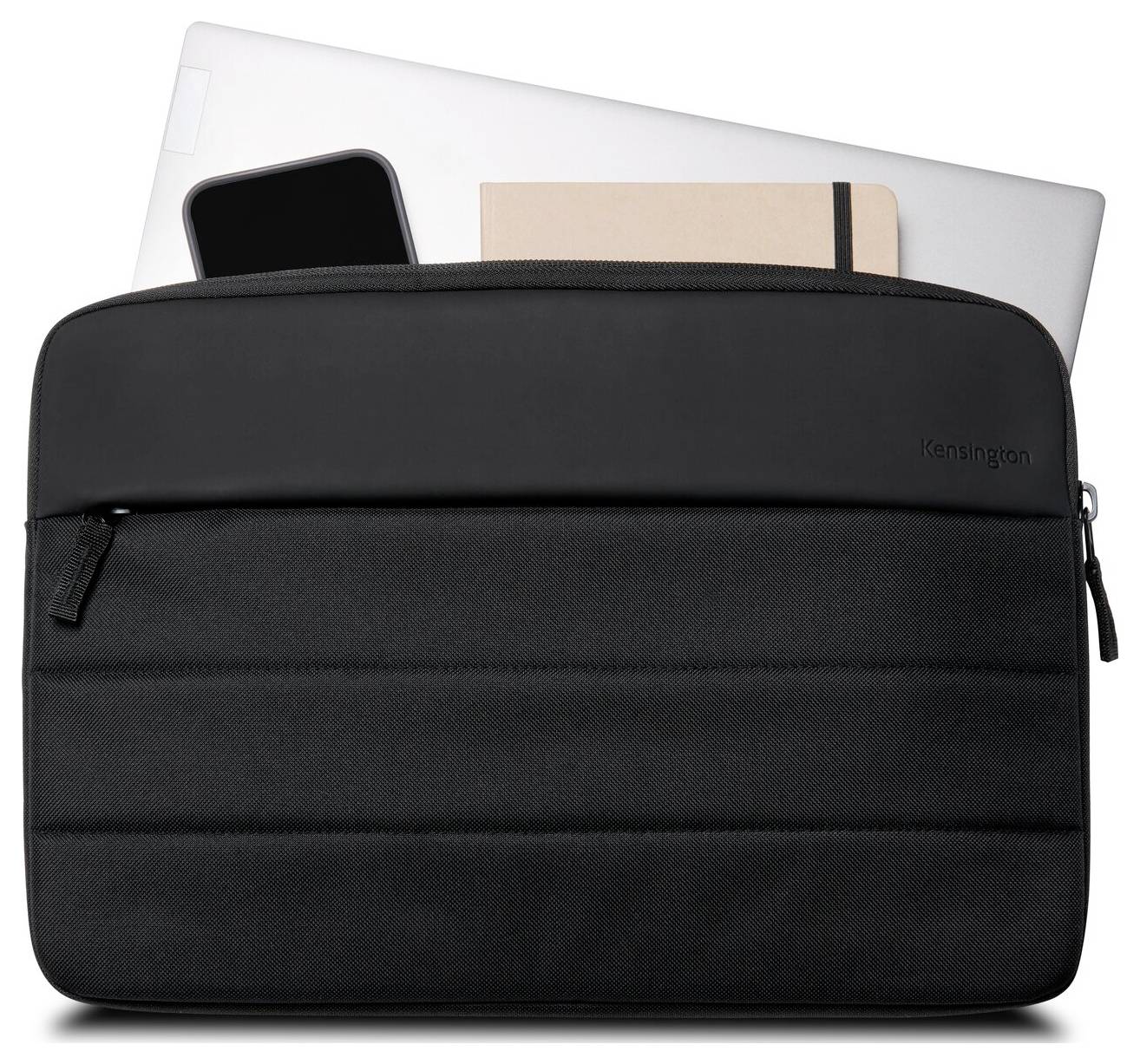 Schwarze Laptoptasche mit Reißverschluss, leicht geöffnet. Laptop, Smartphone und Notizbuch ragen oben heraus.