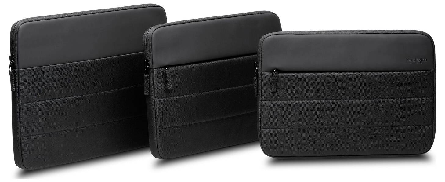 Drei schwarze Laptop-Hüllen unterschiedlicher Größe nebeneinander aufgereiht, jeweils mit einem Reißverschluss und einem kleinen Frontfach.