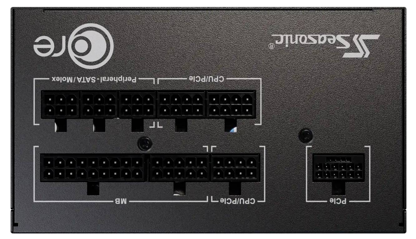 Rückseite eines modularen Netzteils mit mehreren Anschlüssen, beschriftet für CPU, PCIe, und Peripherie/SATA.