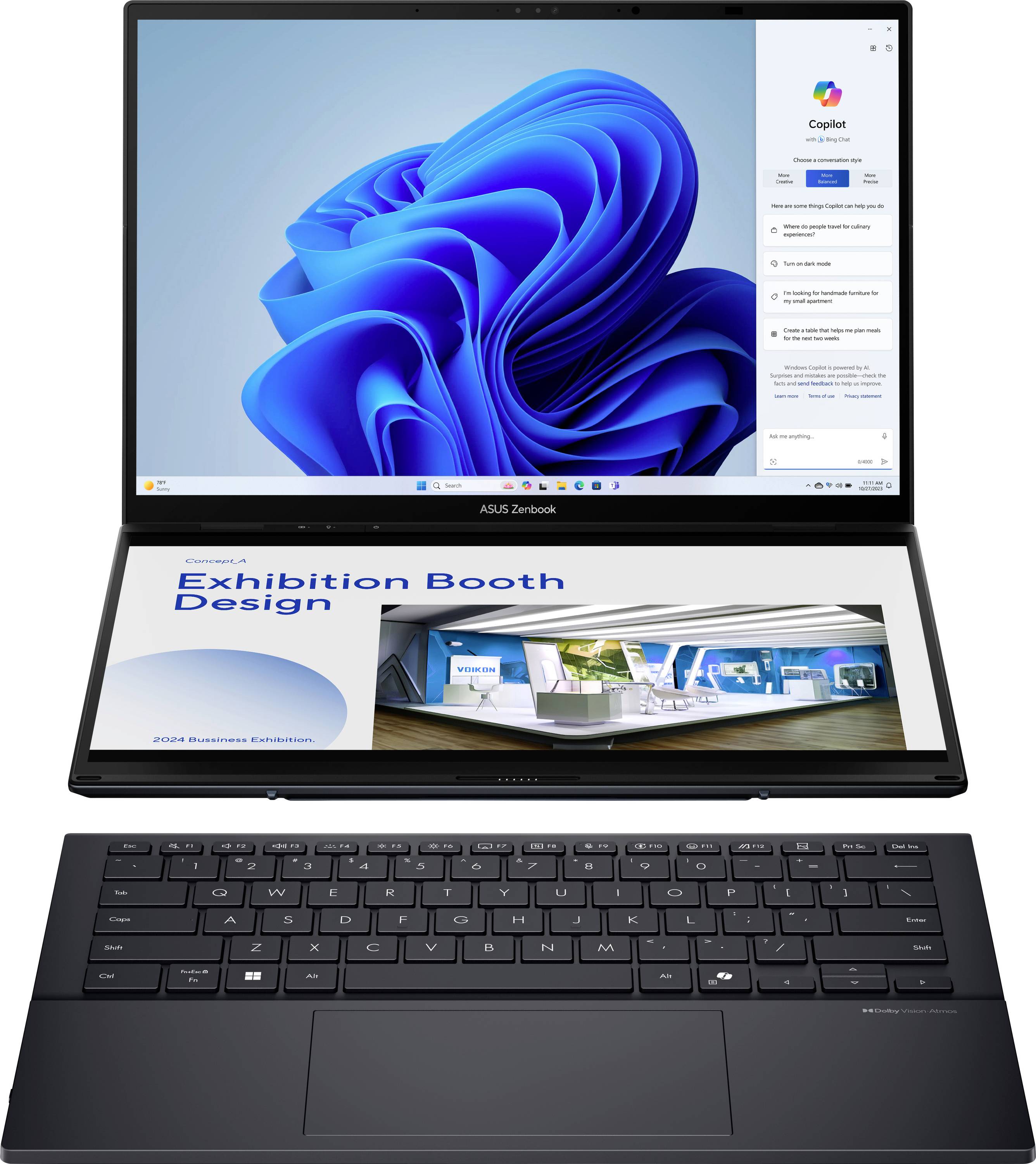 Zwei-Bildschirm-Laptop mit geöffneter Windows-Oberfläche auf dem oberen Bildschirm; unterer Bildschirm zeigt 'Exhibition Booth Design'.