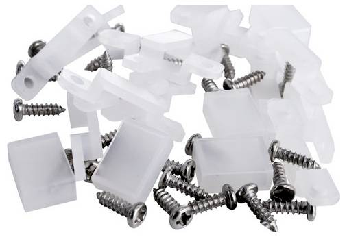 Weiße Kunststoffklammern und Metallschrauben, verstreut auf weißem Hintergrund. Dienen vermutlich zur Befestigung in Bauanwendungen.