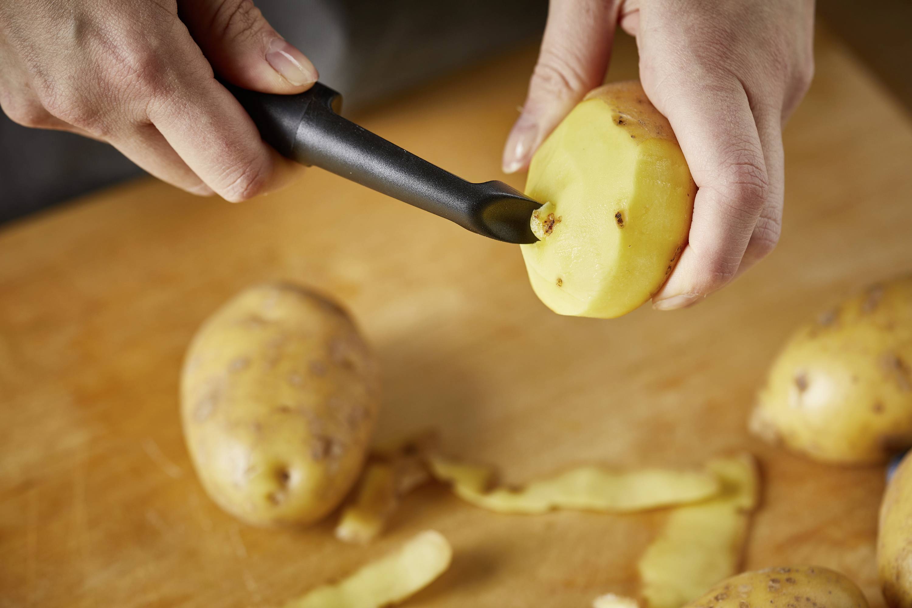 Fiskars 1014419 Functional Form Schäler mit beweglicher Klinge