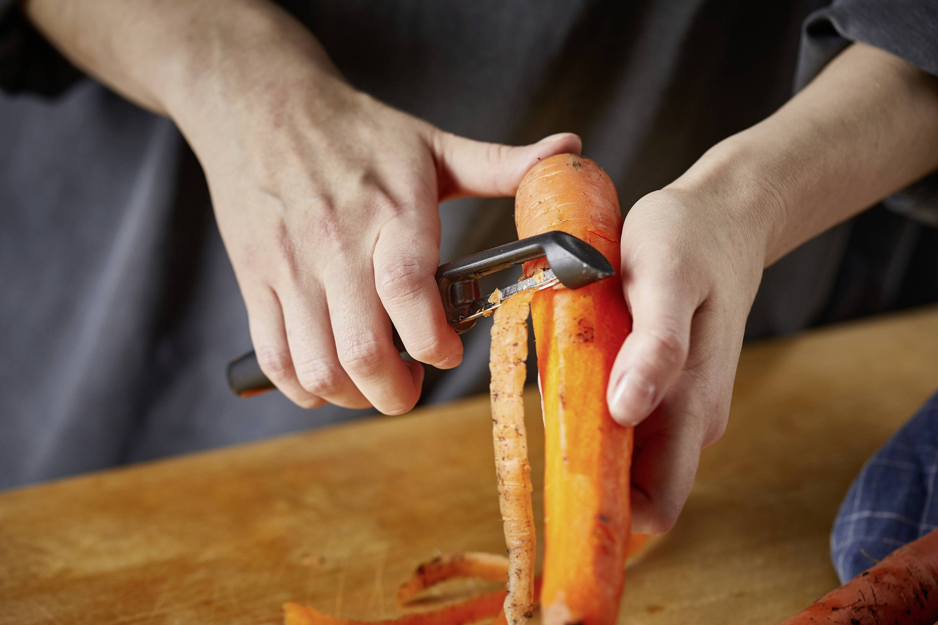 Fiskars 1014419 Functional Form Schäler mit beweglicher Klinge