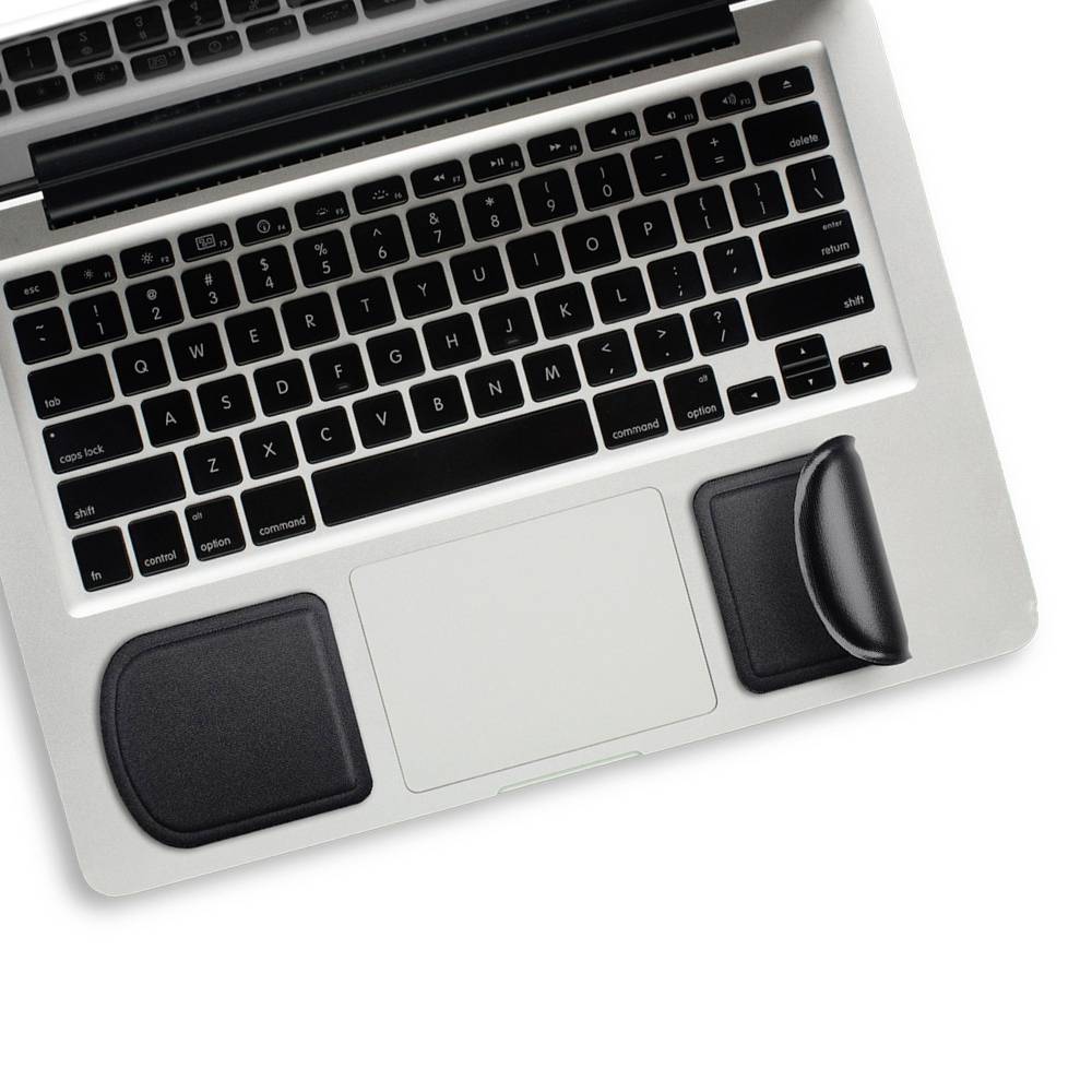 Laptop mit schwarzer Tastatur und Trackpad, zwei ergonomische Handgelenkauflagen aus schwarzem Material vor dem Trackpad.