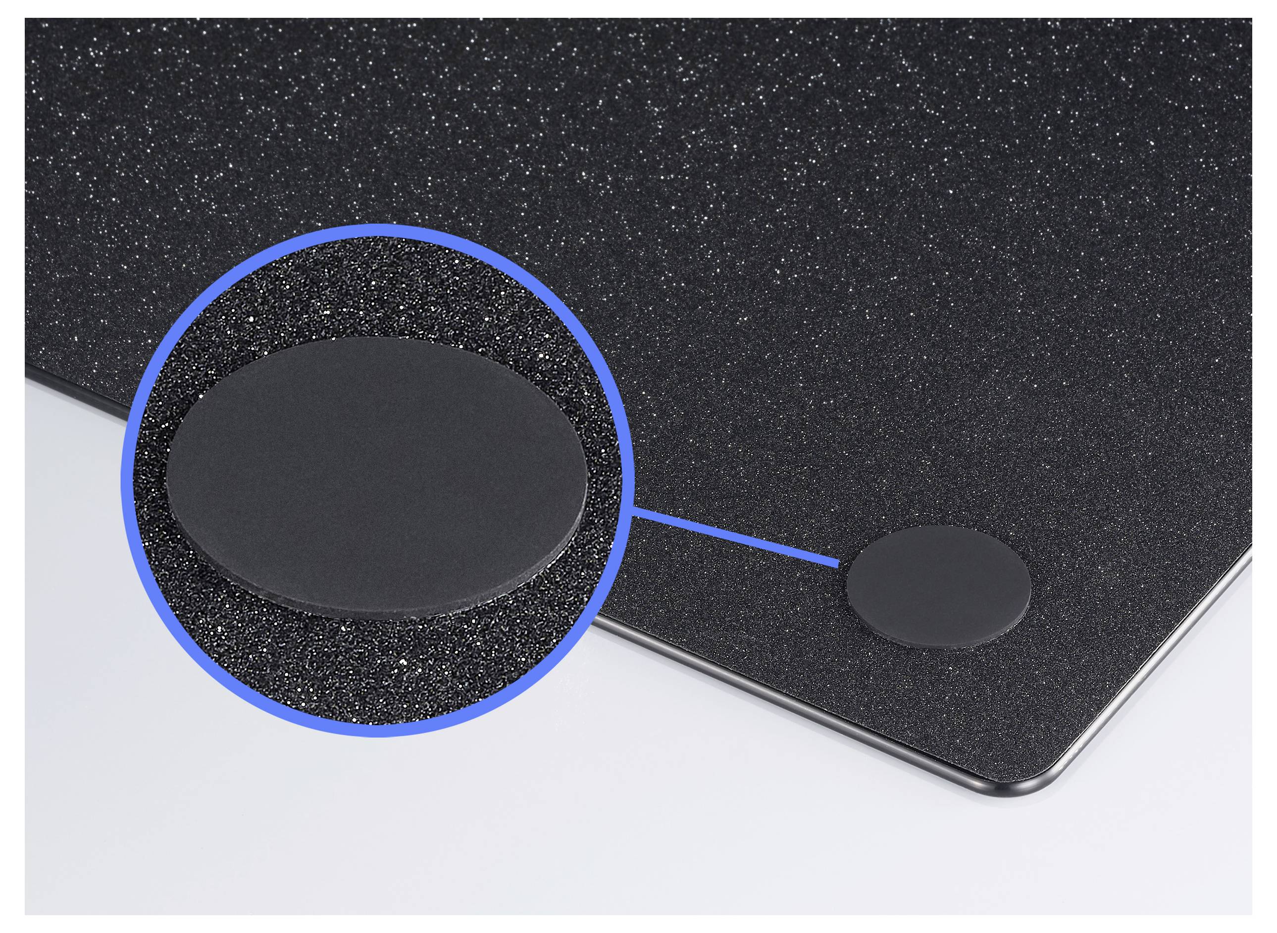 Ein schwarzer, runder Filzgleiter ist auf einer glatten Oberfläche angebracht. Ein vergrößerter Ausschnitt zeigt seine strukturierte Textur.