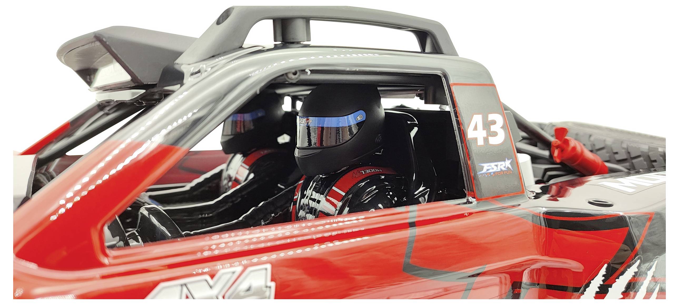 Ein rotes ferngesteuertes Auto im Rennstil mit der Nummer 43. Zwei stilisierte Figuren mit Helmen sitzen im Fahrer- und Beifahrersitz.