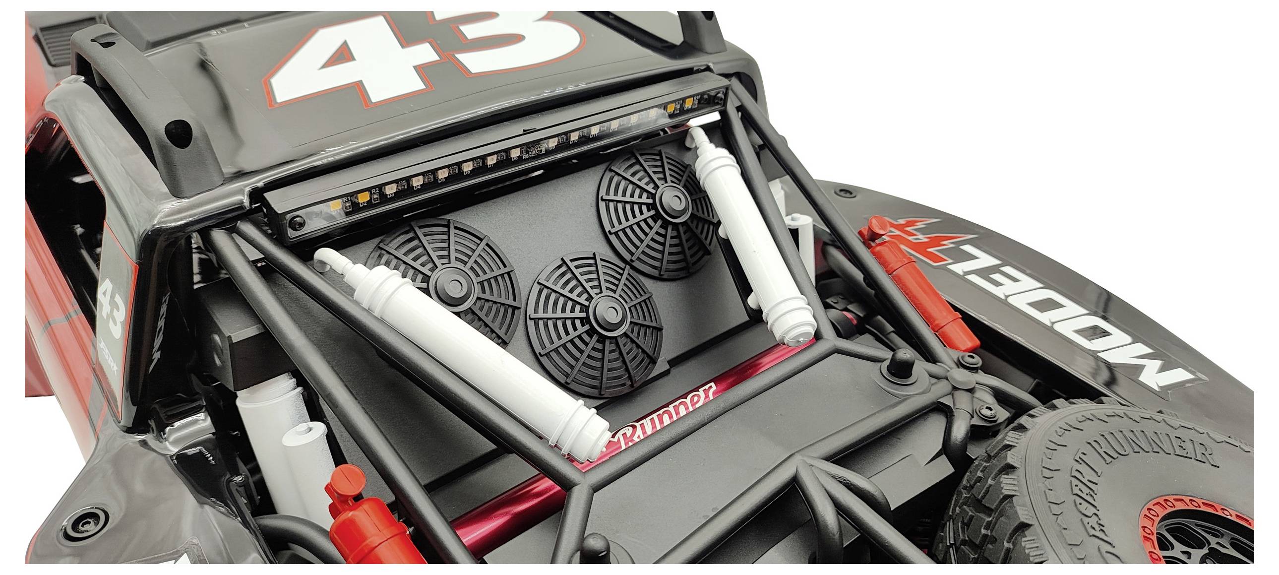 Ein Modellauto mit der Nummer '43' auf der Motorhaube. Zu sehen sind Federbeine und ein Reserverad.