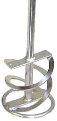 Ein silbernes Rührwerkzeug mit spiralförmiger Klinge und Metallgriff, verwendet zum Mischen von Farben oder Zement in einem Eimer.