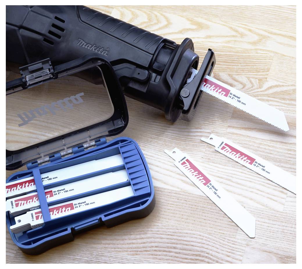 Eine Makita-Säbelsäge mit drei Ersatzklingen und einem blauen Klingenetui auf einer Holzoberfläche.