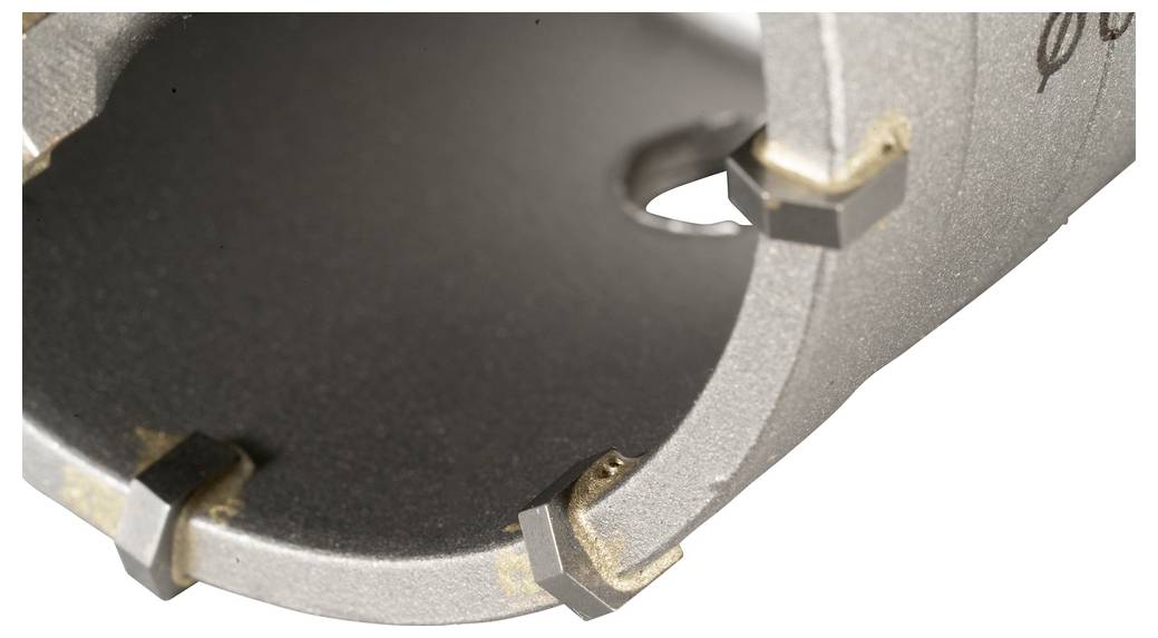 Eine Nahaufnahme eines Metallwerkzeugs mit scharfen, quadratischen Zähnen entlang der Kante, das zum Schneiden oder Bohren in harte Oberflächen entwickelt wurde.