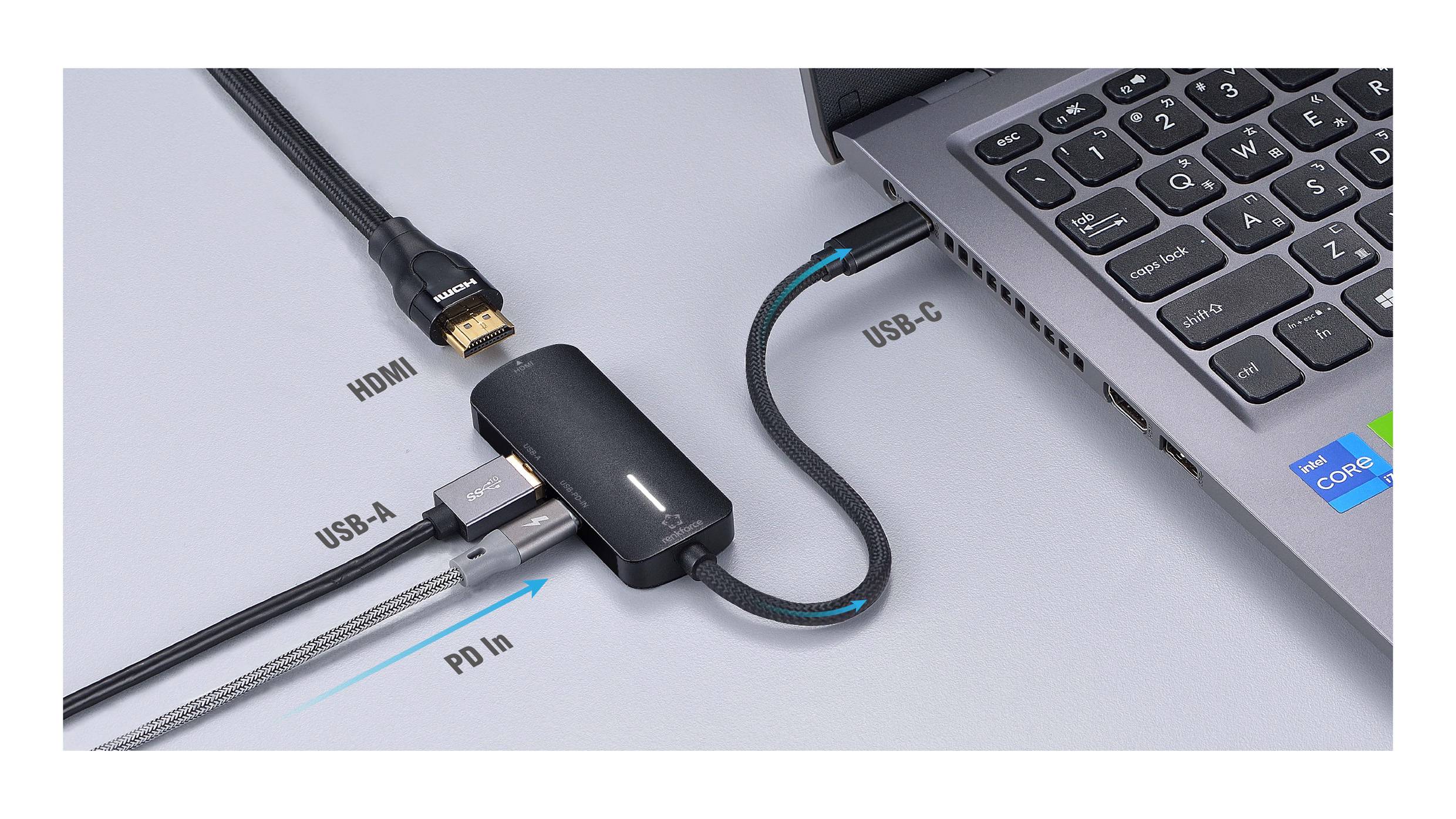 Ein Laptop-USB-C-Anschluss verbindet sich mit einem Adapter. Der Adapter stellt Verbindungen zu HDMI, USB-A und Power Delivery (PD) Anschlüssen für Konnektivität her.