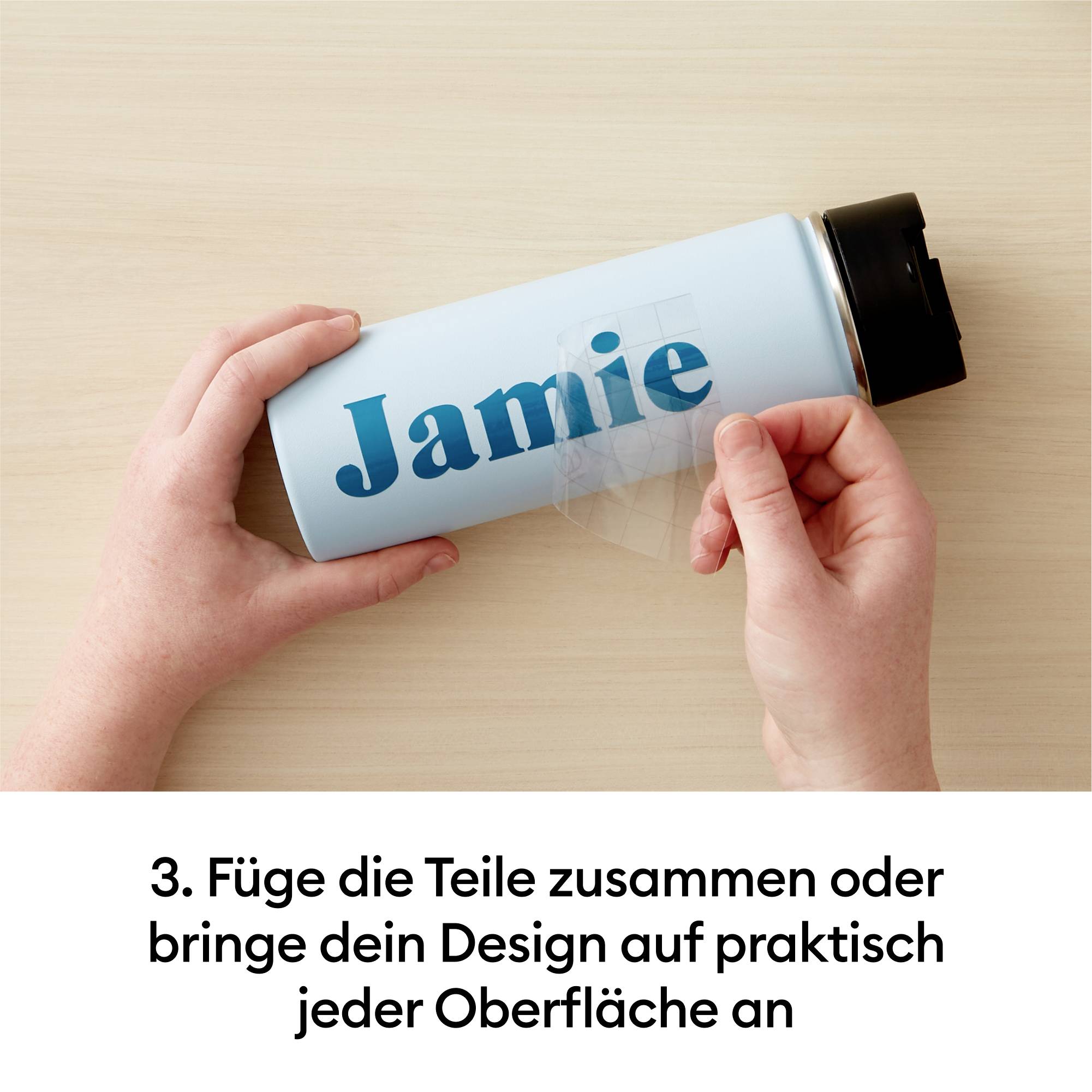 Person hält eine Trinkflasche und klebt Vinylfolie mit dem Namen Jamie darauf. Anleitungspunkt 3: Füge die Teile zusammen.