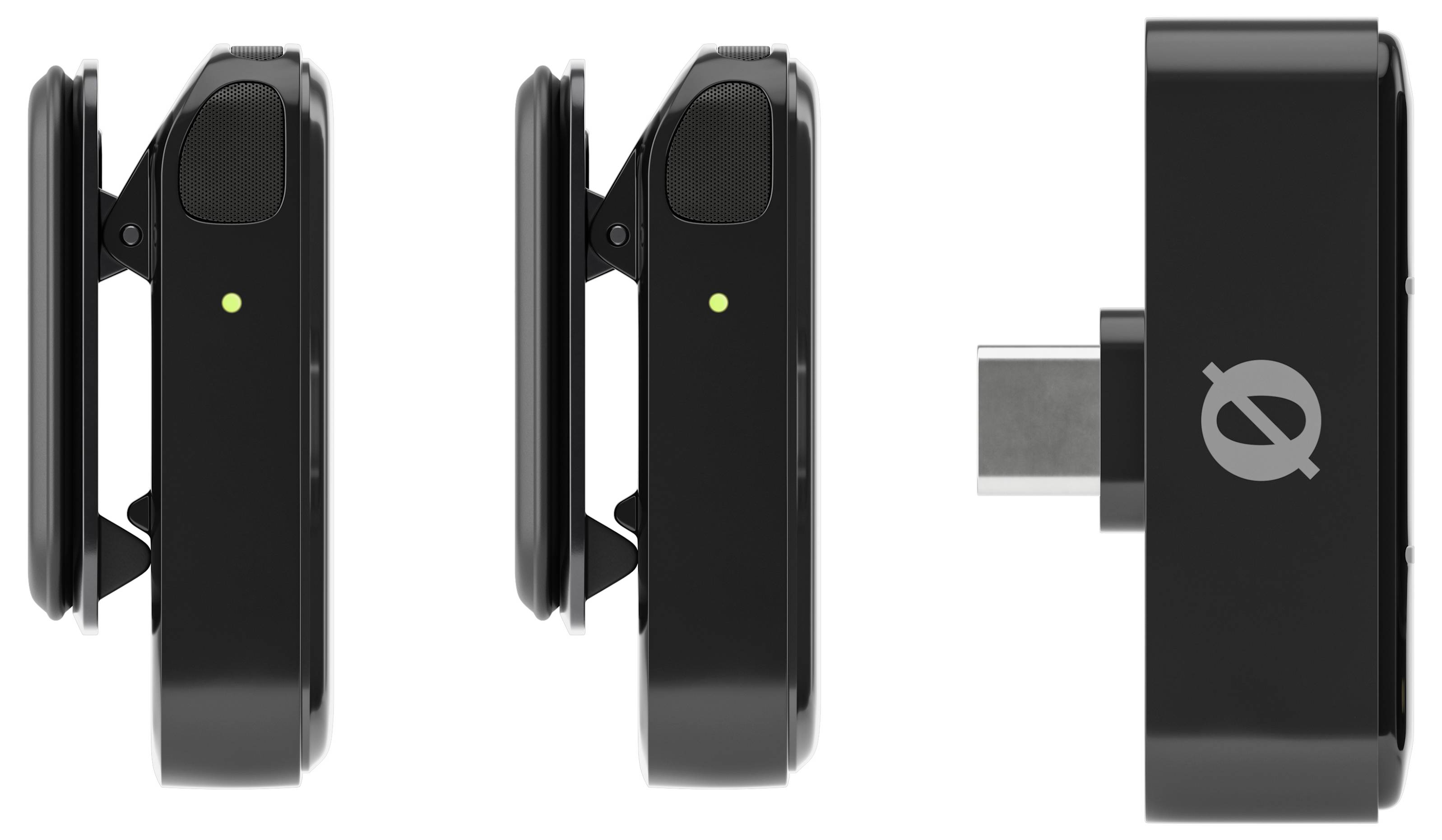 Zwei schwarze kabellose Mikrofone und ein USB-C-Empfänger in einer Reihe. Mikrofone mit grünem Licht anzeigen Betriebsbereitschaft.