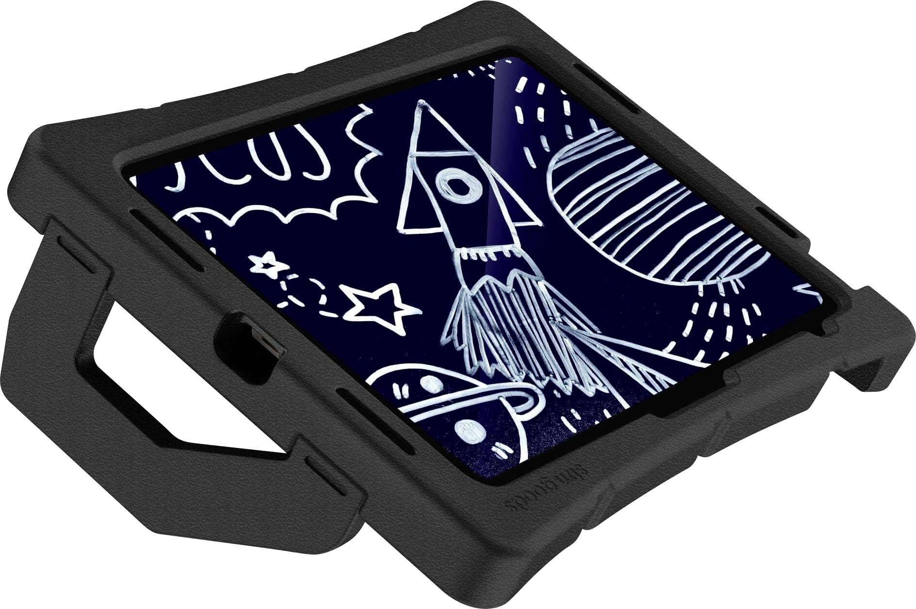 Ein Tablet in einer schwarzen Hülle zeigt eine Zeichnung einer Rakete im Weltraum mit Planeten und Sternen im Hintergrund.