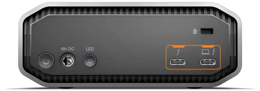 Rückansicht eines externen Laufwerks mit zwei USB-C-Anschlüssen, LED-Anzeige und Netzteilanschluss.