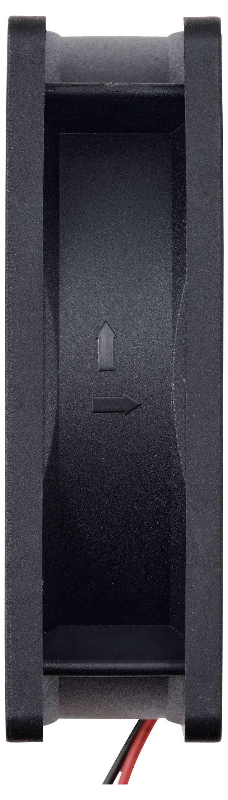 Ein schwarzer rechteckiger Lüfter. Auf dem Gehäuse sind Pfeile eingeprägt, die die Luftstromrichtung anzeigen. Kabel sind sichtbar.