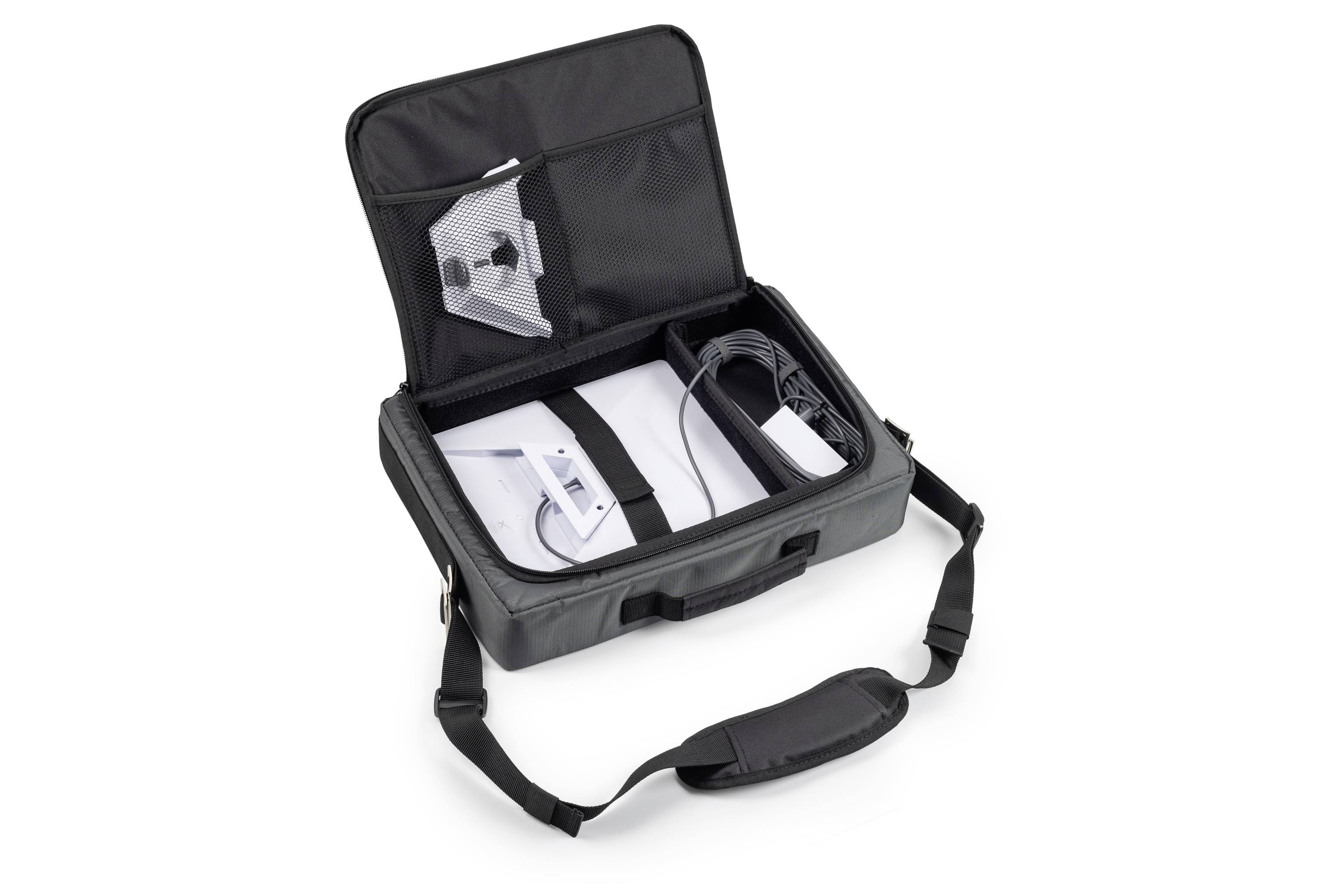 Offene schwarze Laptoptasche mit Schultergurt und Griffen, enthält einen Laptop, Ladekabel und anderes Zubehör.