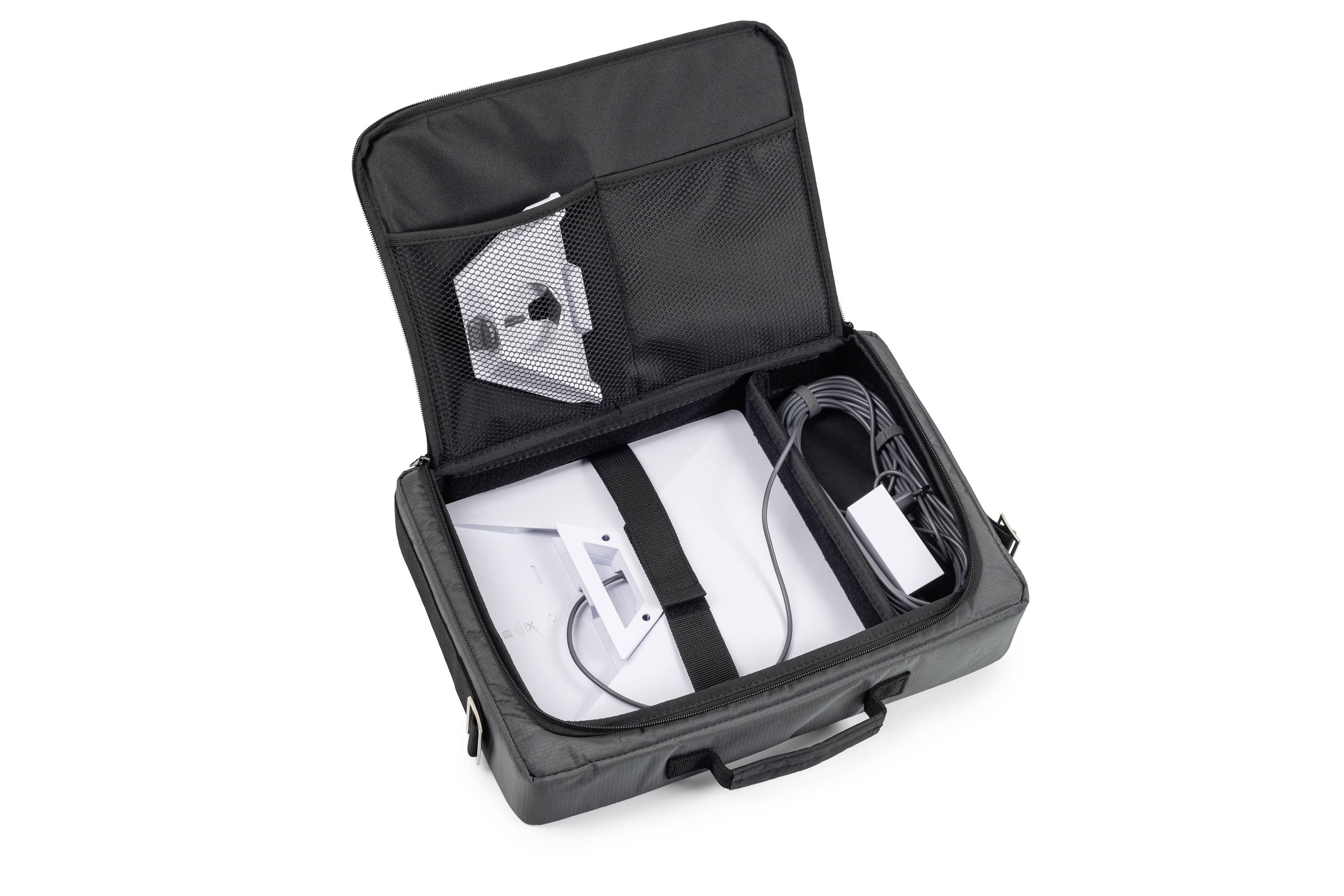 Eine geöffnete schwarze Laptop-Tasche mit einem Netzfach, einem Laptop, einem Kabel und einem Ladegerät, ordentlich verstaut.