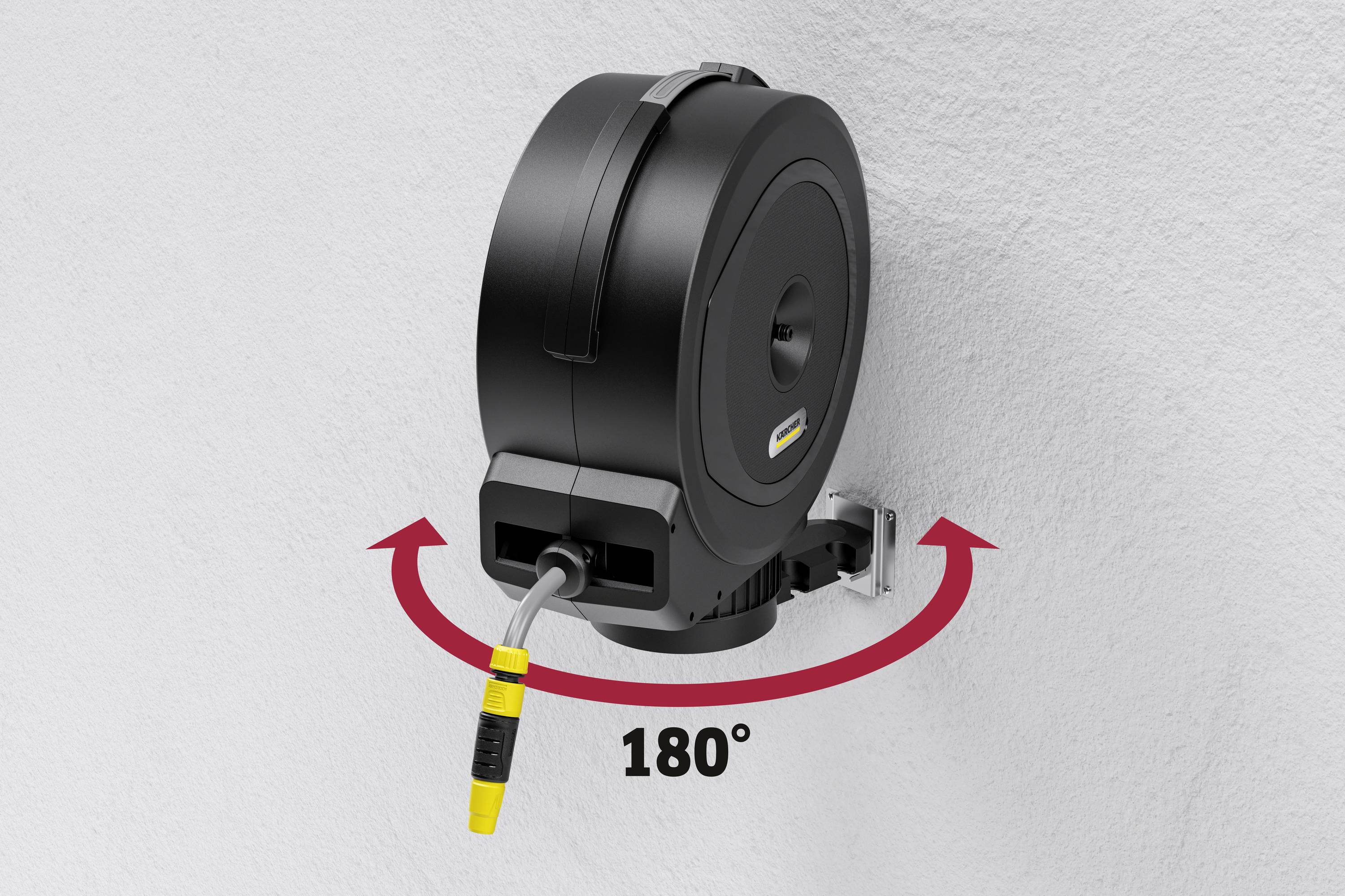 Schwarze Schlauchtrommel an der Wand montiert, zeigt 180° Schwenkbereich. Gelber Wasserschlauch teilweise herausgezogen.