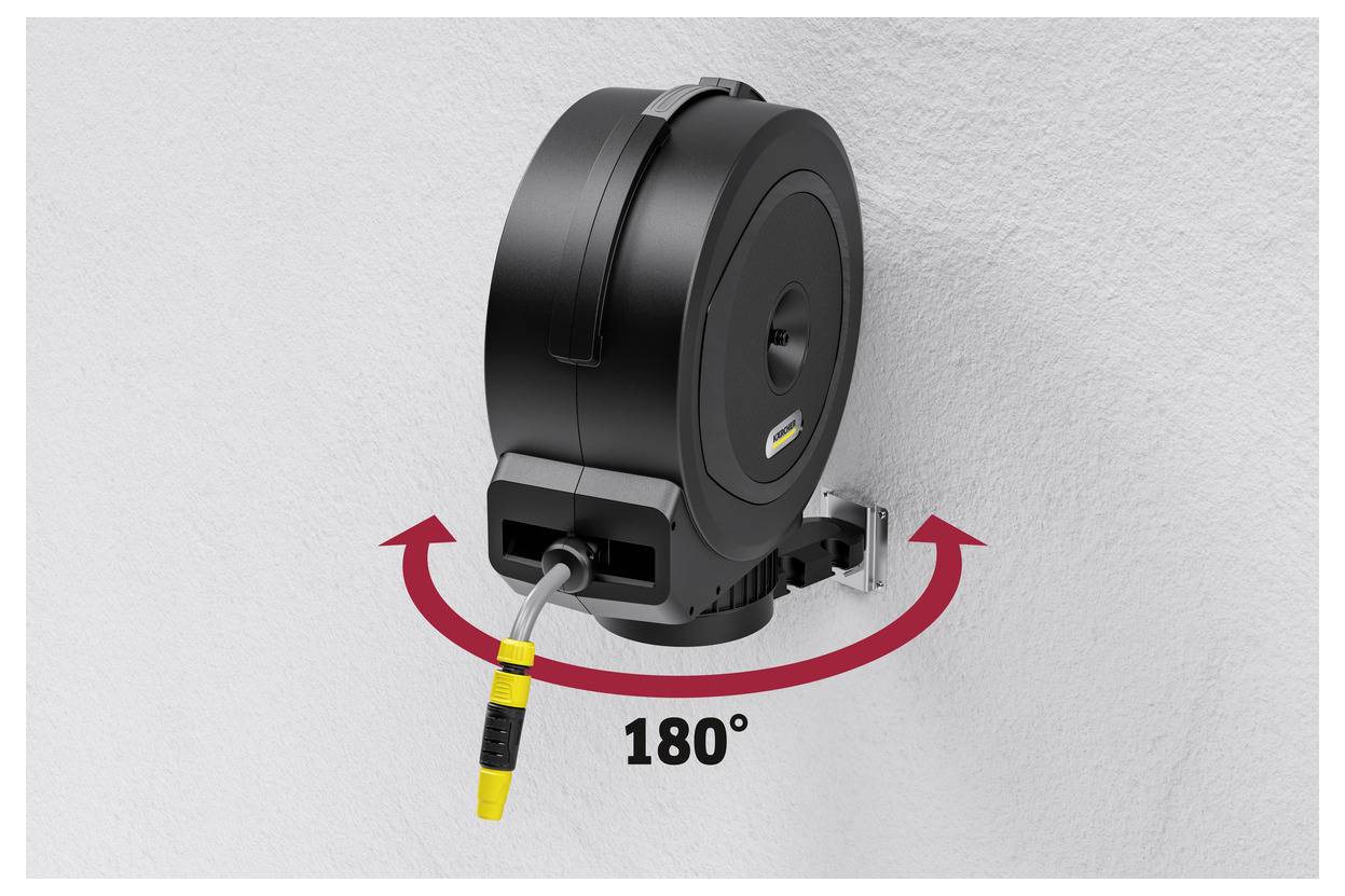 Eine schwarze Schlauchtrommel ist an einer grauen Wand montiert, mit einem gelb-schwarzen Schlauch, der von ihr ausgeht. Die Trommel kann sich um 180 Grad drehen, wie von einem roten Pfeil angezeigt wird.