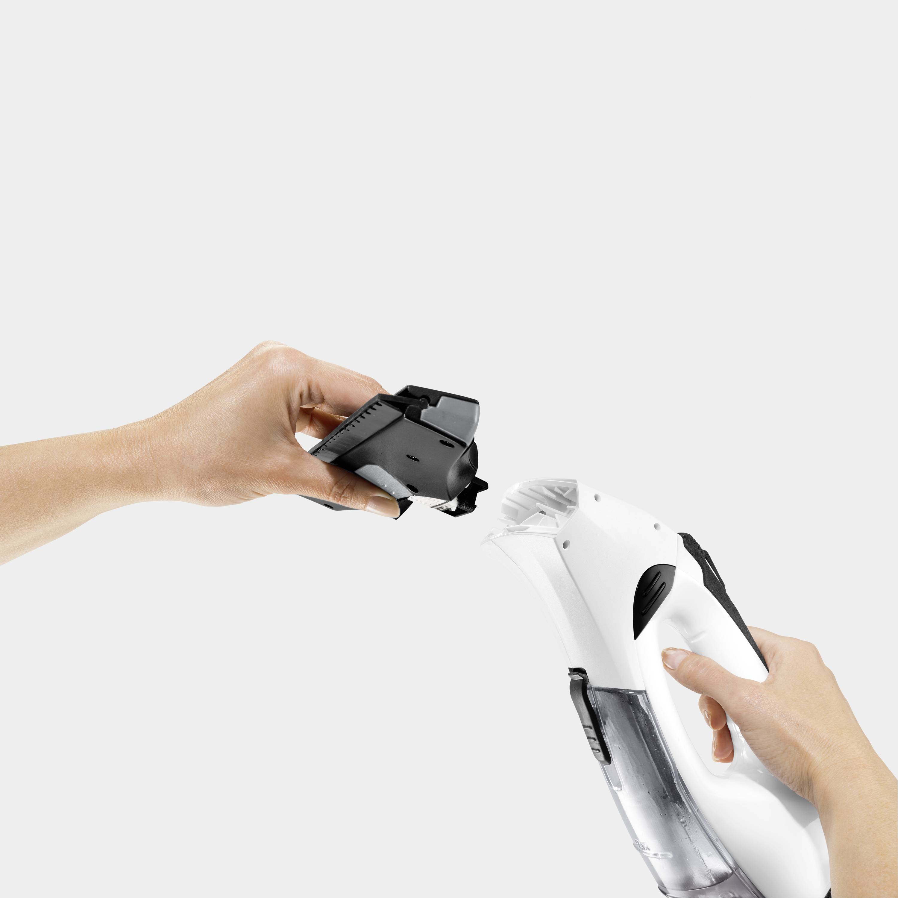 Eine Hand zeigt, wie ein Haarschneideaufsatz an einen elektrischen Haarschneider angebracht wird.