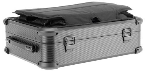 Ein geschlossenes schwarzes Etui mit verstärkten Ecken und einem Griff an der Seite. Geeignet zum sicheren Transport von Ausrüstung.