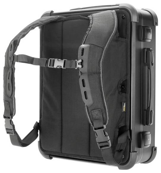 Ein schwarzer Koffer mit Rucksackriemen, aufrecht stehend, zeigt seine Funktion als tragbare Tasche.