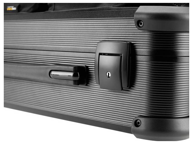 Ein schwarzer Hartschalenkoffer zeigt eine integrierte Sicherheitsverriegelung und einen stabilen Griff, geeignet für Reisen.