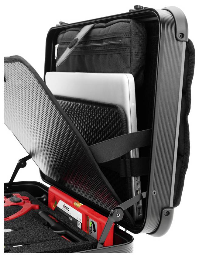 Ein offener schwarzer Koffer mit Fächern. Darin ein Laptop, eine Tasche und mehrere geordnete Werkzeuge.
