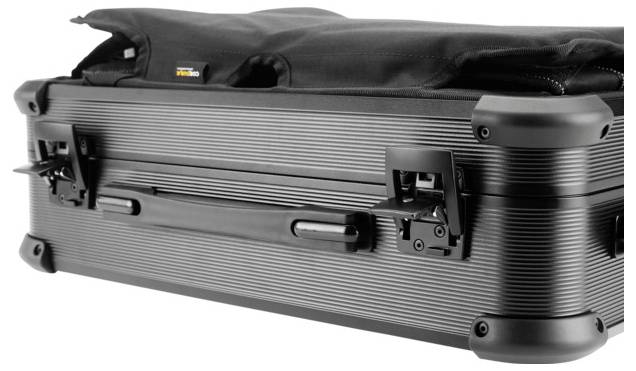 Schwarzer, robuster Aktenkoffer mit Metallecken und Verriegelungen, geschlossen. Eignet sich für sicheren Transport von Dokumenten oder Geräten.