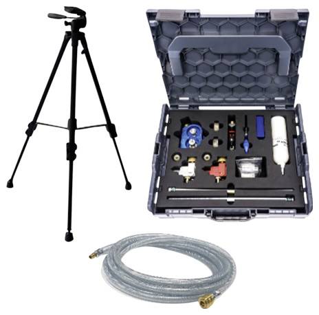 Stativ, Schlauch und Werkzeugset in einem offenen Koffer. Enthält Messgeräte und Zubehörteile. Ausgelegt für technische Anwendungen.
