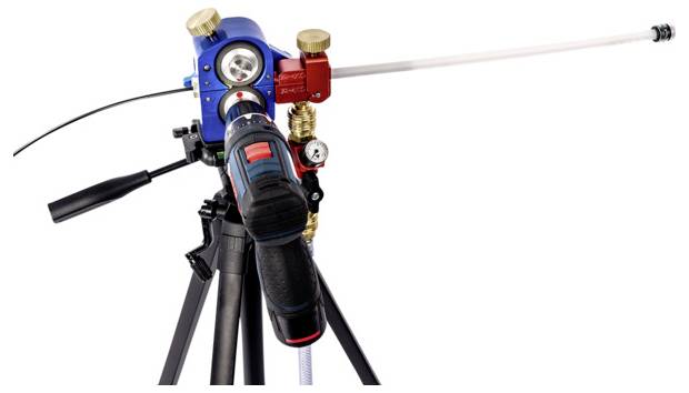 Ein blauer Reiniger auf einem Stativ mit Handbohrmaschine und Wasseranschluss. Hauptsächlich für industrielle Reinigungsanwendungen.