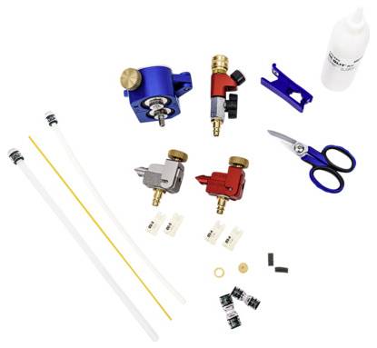 Ein Set von Installationswerkzeugen und -zubehör, darunter Schläuche, Ventile, eine Schere und eine Flasche, auf einer weißen Fläche angeordnet.