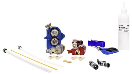 Bausatz für Pneumatiksystem mit Ventilen, Schläuchen, Werkzeugen und Kleberflasche. Geeignet für technische Montage und Wartung.