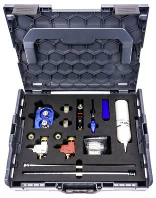 Grauer Werkzeugkoffer, geöffnet, mit verschiedenen präzise angeordneten Werkzeugen und Komponenten in einer Schutzschaumschicht.