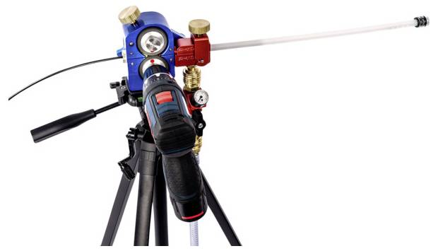 Kamera auf einem Stativ mit verschiedenen Bedienelementen und Zubehörteilen, einschließlich eines roten, blauen und goldfarbenen Elements.