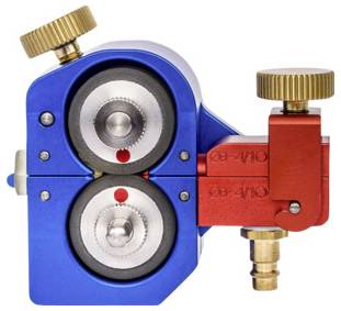 Metallisches Werkzeug mit zwei Zahnrädern, blauer und roter Gehäuseteil, goldene Stellräder. Verwendet zur Präzisionsmontage.