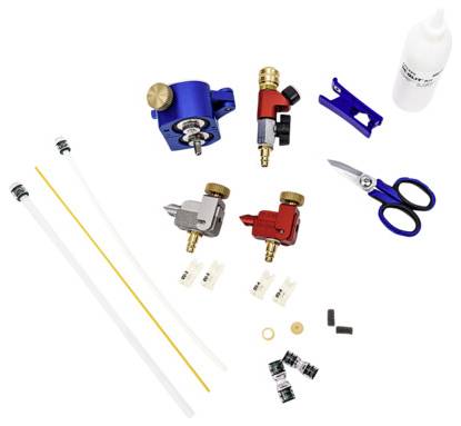 Ein Set von Komponenten für 3D-Druckerwartung, einschließlich Düsen, Röhren, Scheren und verschiedener mechanischer Teile.