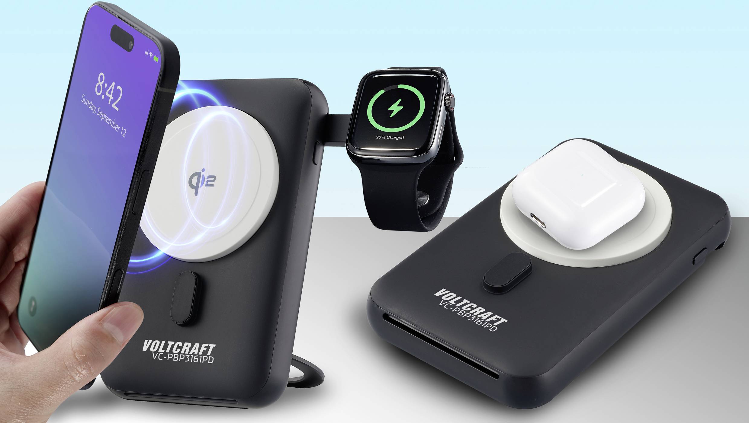 Ein Smartphone, eine Smartwatch und ein kabelloses Headset werden gleichzeitig drahtlos auf einem Ladegerät geladen.