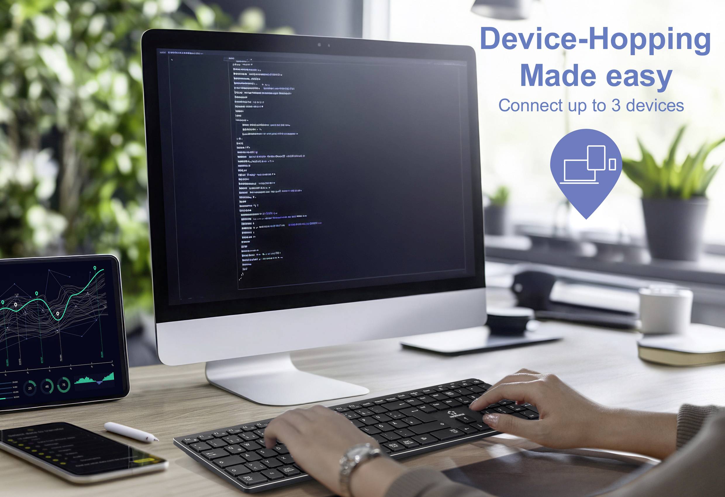 Eine Person arbeitet am Computer; Bildschirm zeigt Code. Tablet und Smartphone daneben mit Diagrammen. Text: 'Device-Hopping Made easy. Connect up to 3 devices.'