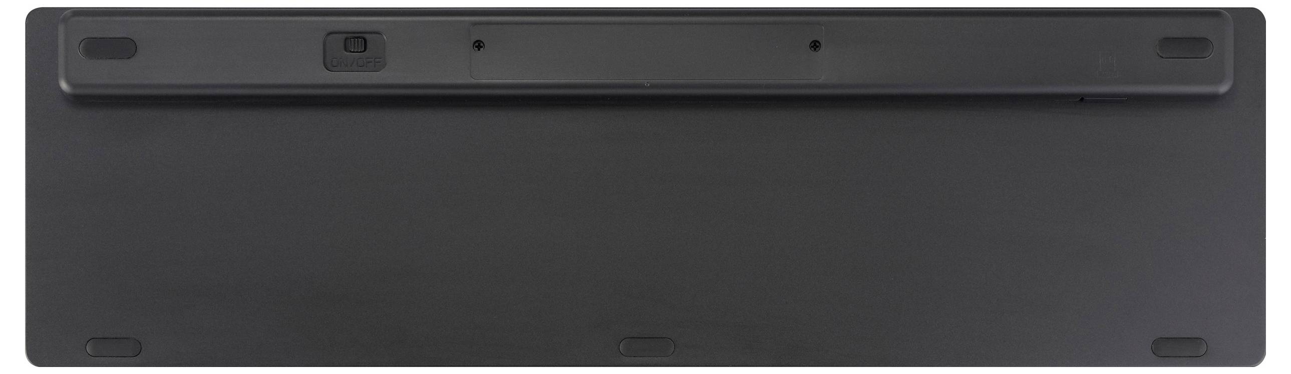 Schwarze Tastatur-Rückseite mit Batteriefach und rutschfesten Gummifüßen sichtbar.