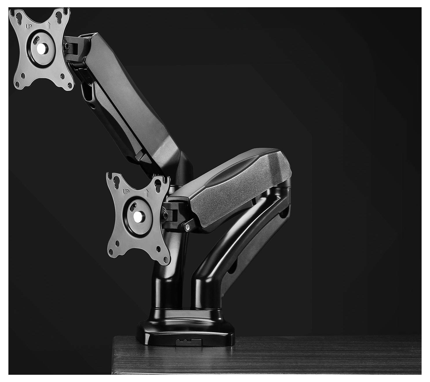 Doppelter Monitorarm aus Metall, montiert auf einem Tisch. Die Arme sind höhenverstellbar und ermöglichen flexible Bildschirmpositionierung.