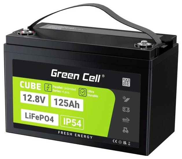 Schwarze Lithium-Ionen-Batterie von Green Cell mit Aufschrift '12.8V 125Ah LiFePO4 IP54', und grünem Label, Traggriff oben.