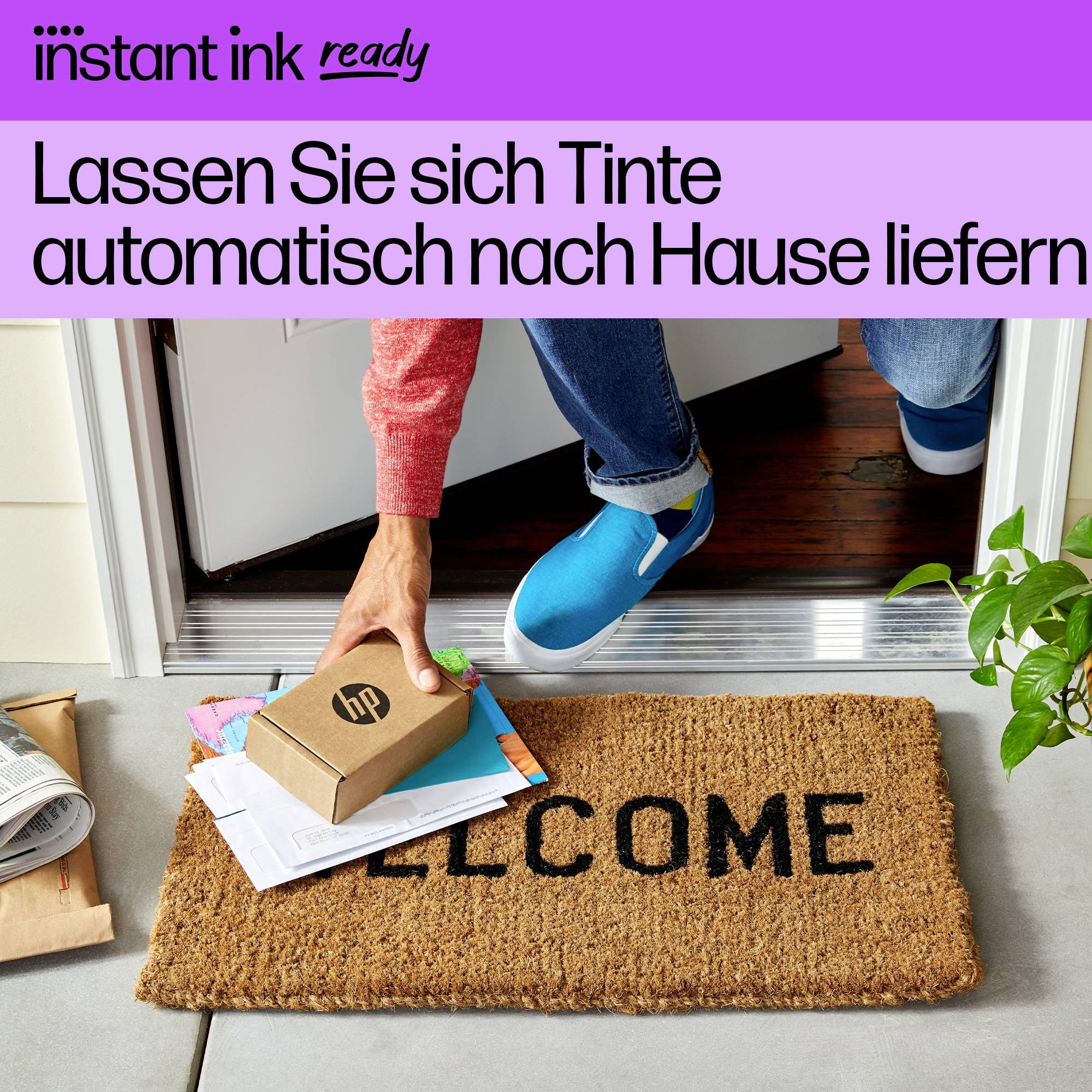 Person stellt Paket auf Fußmatte mit 'WELCOME' ab, daneben Stifte und Papier, unter Text: 'Lassen Sie sich Tinte automatisch nach Hause liefern'.