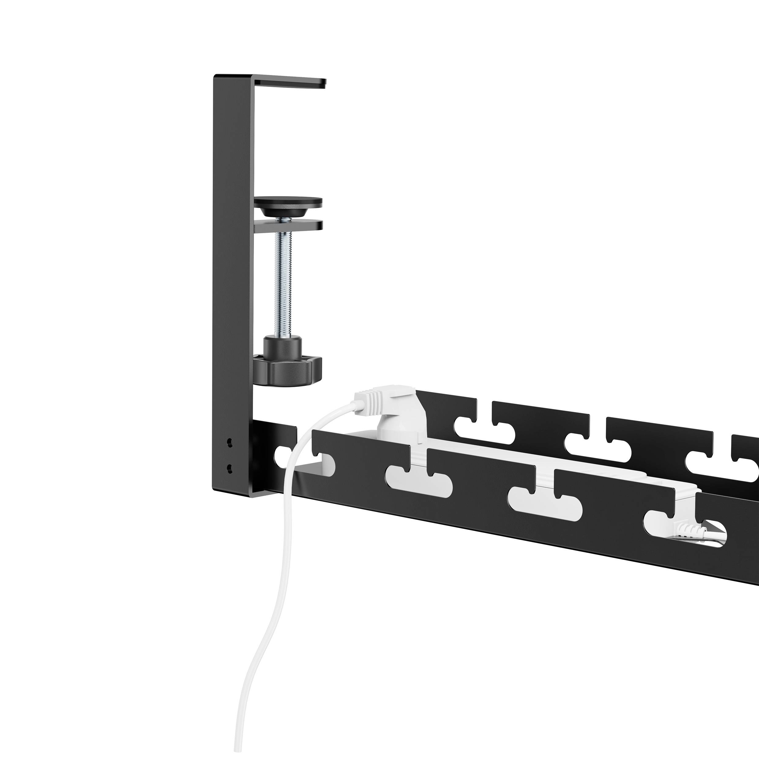 Schwarze Kabelhalterung zur Befestigung an Tischkanten. Ein weißes Kabel ist in mehreren Schlitzen der Halterung verlegt.