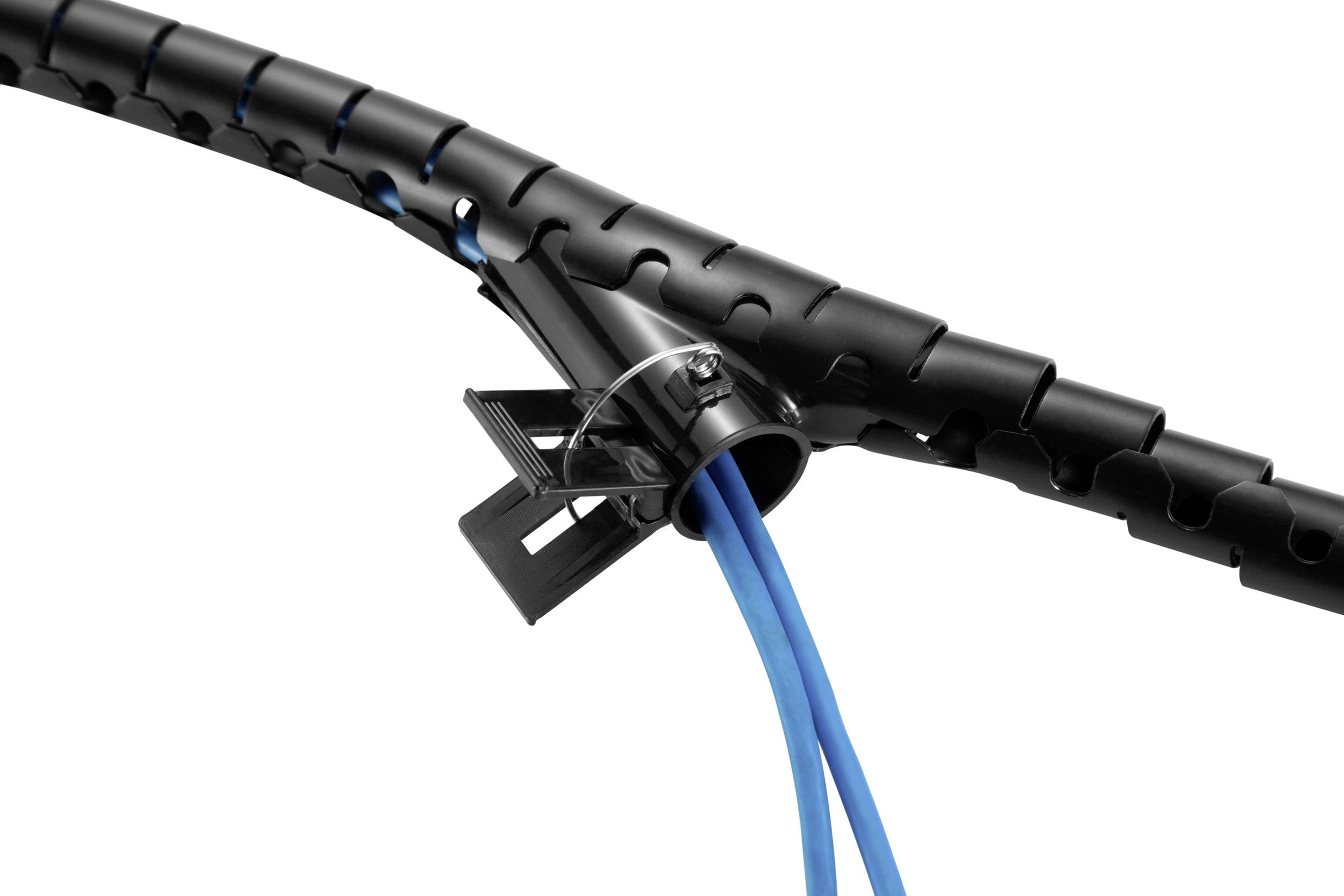 Schwarzer Kabelschlauch umhüllt blaue Kabel. Kabelclip sorgt für ordentliche Führung und Schutz. Nutzen: Kabelmanagement und Organisation.