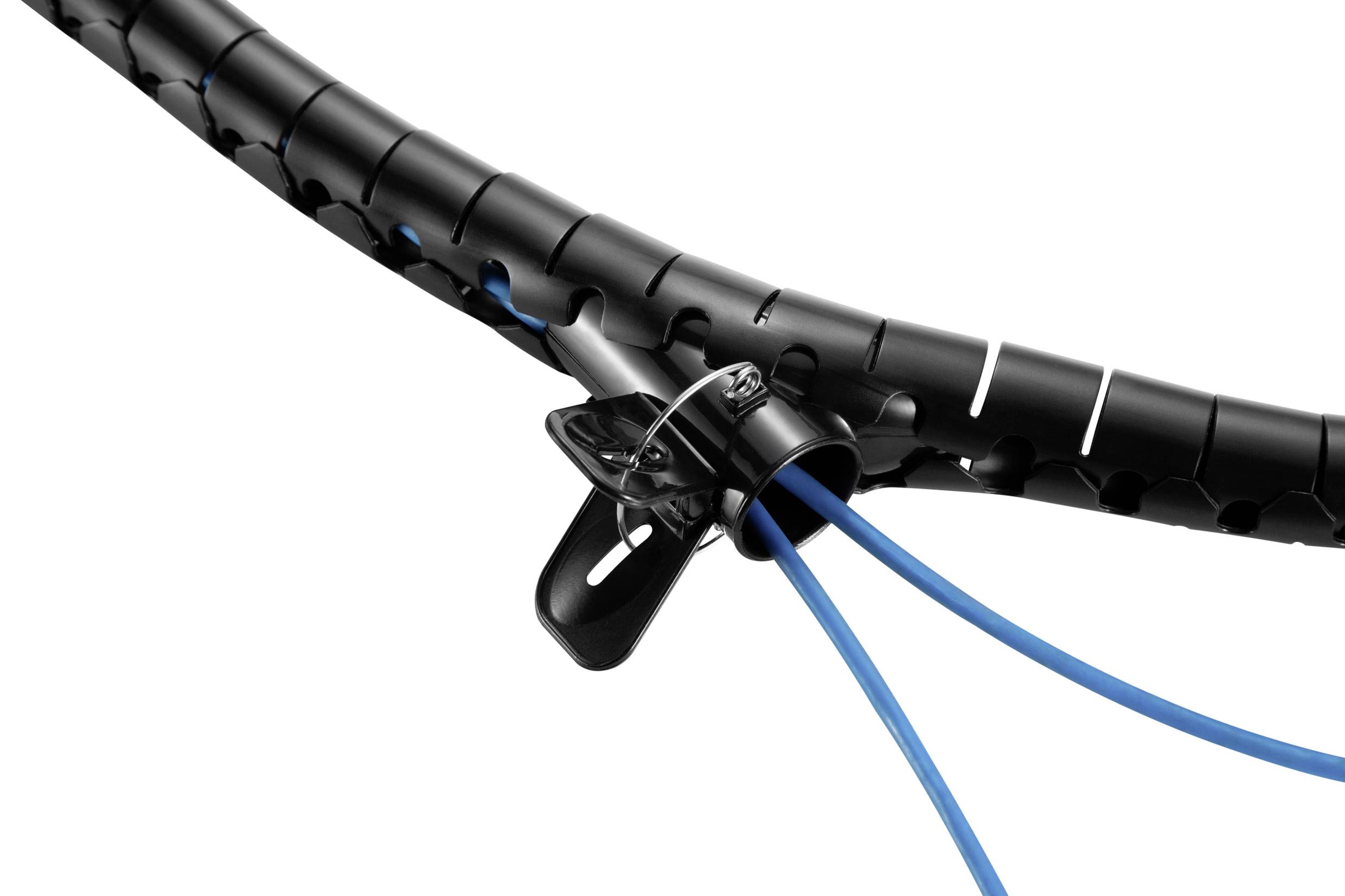 Nahaufnahme einer Kabelschutzspirale, die zwei blaue Kabel umwickelt. Ein schwarzer Clip fixiert die Kabel an der Spirale.