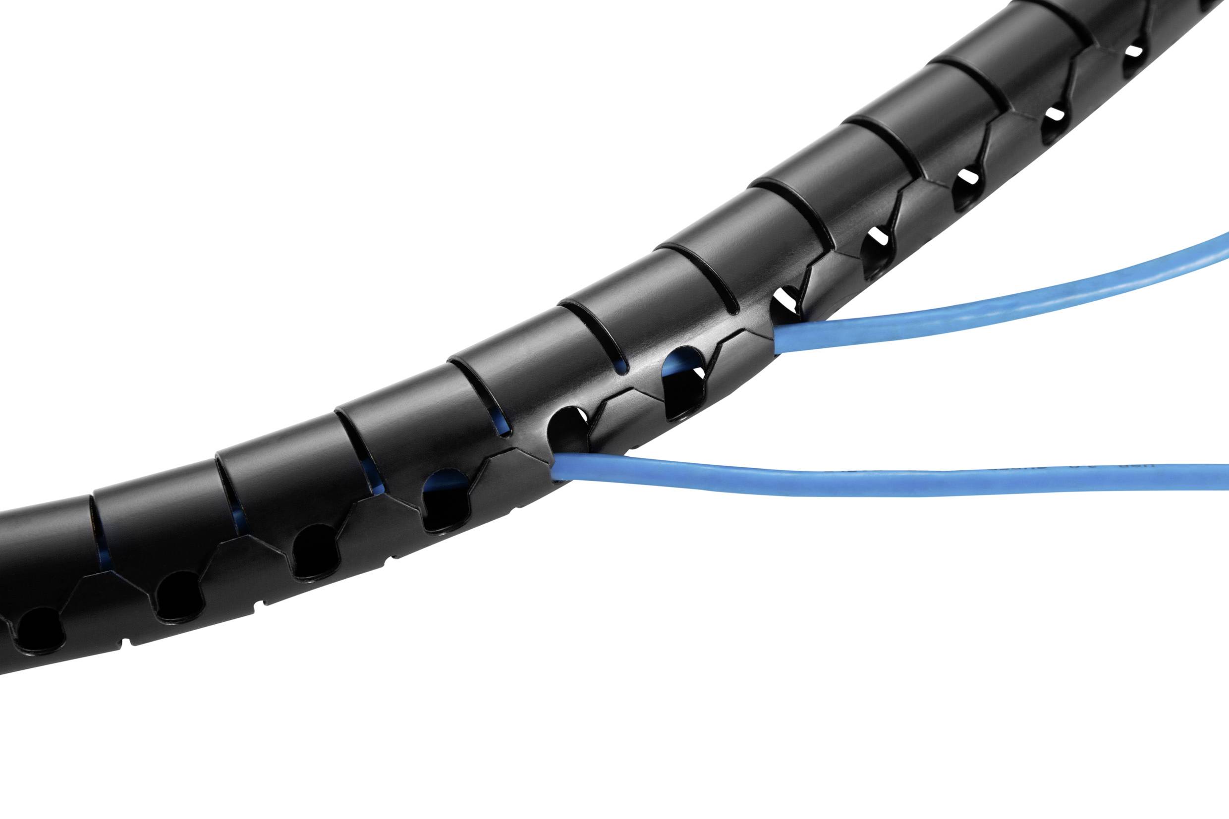 Schwarzer Kabelschutzschlauch umhüllt blaue Drähte, bietet Schutz und Organisation.