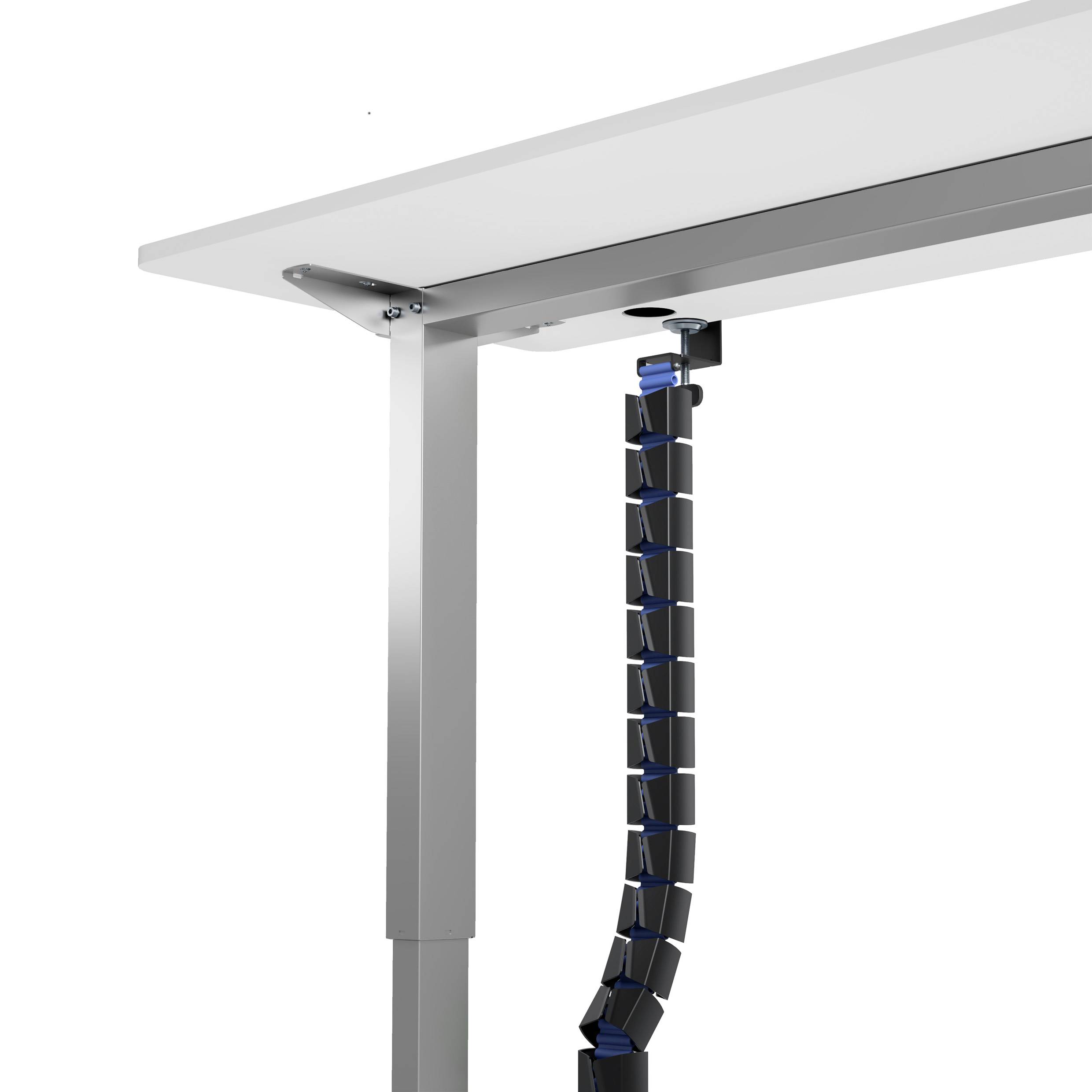 Ein höhenverstellbarer Schreibtisch mit einer Kabelmanagement-Lösung, bei der Kabel ordentlich in einer flexiblen Führung unter der Tischplatte verlaufen.