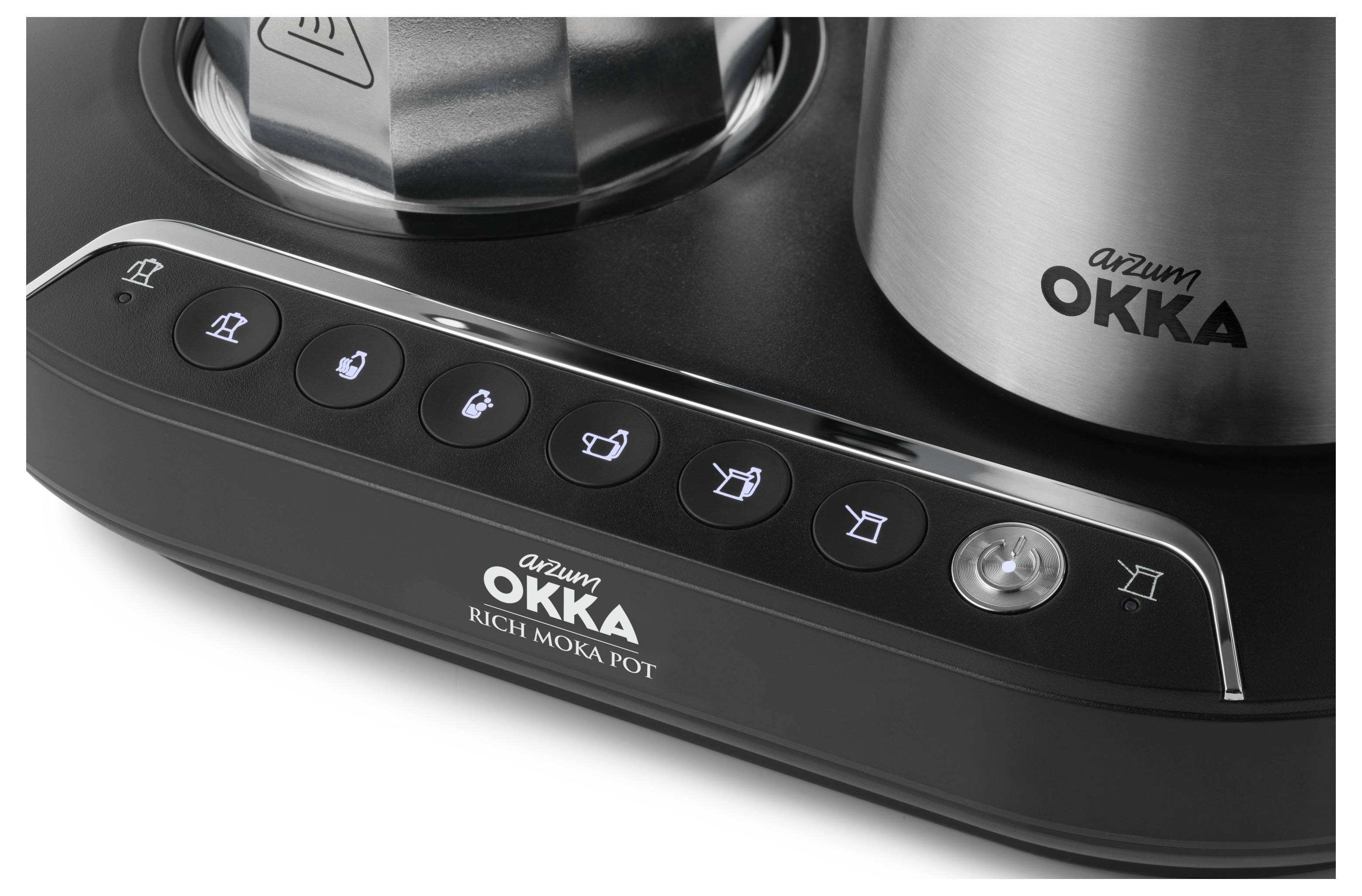 Kaffeemaschine, Marke 'Arzum OKKA', mit Bedienfeld und Symbolen für verschiedene Einstellungen.